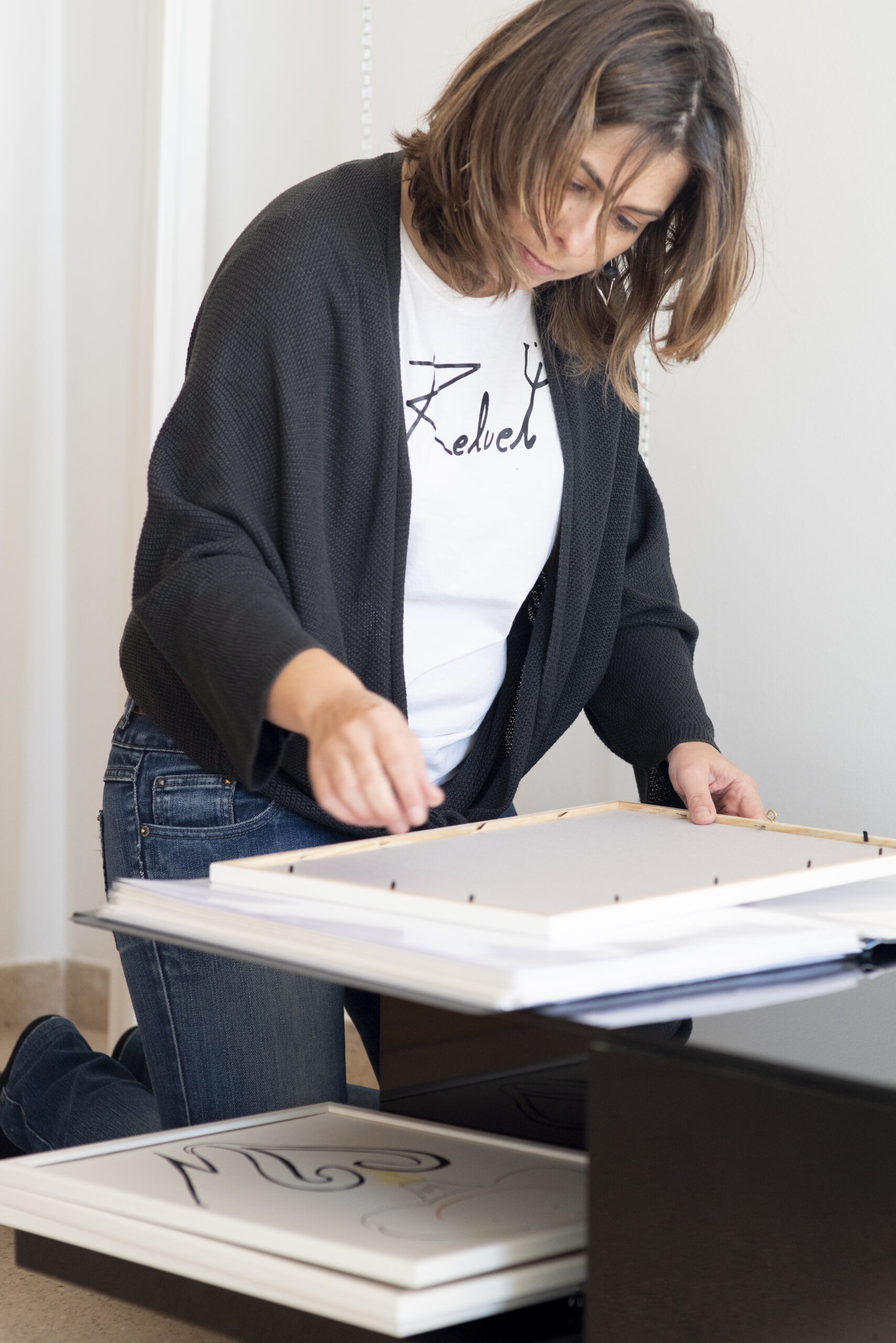 Núria Companys Castro - Reluet - Trabajando en una de sus obras de arte