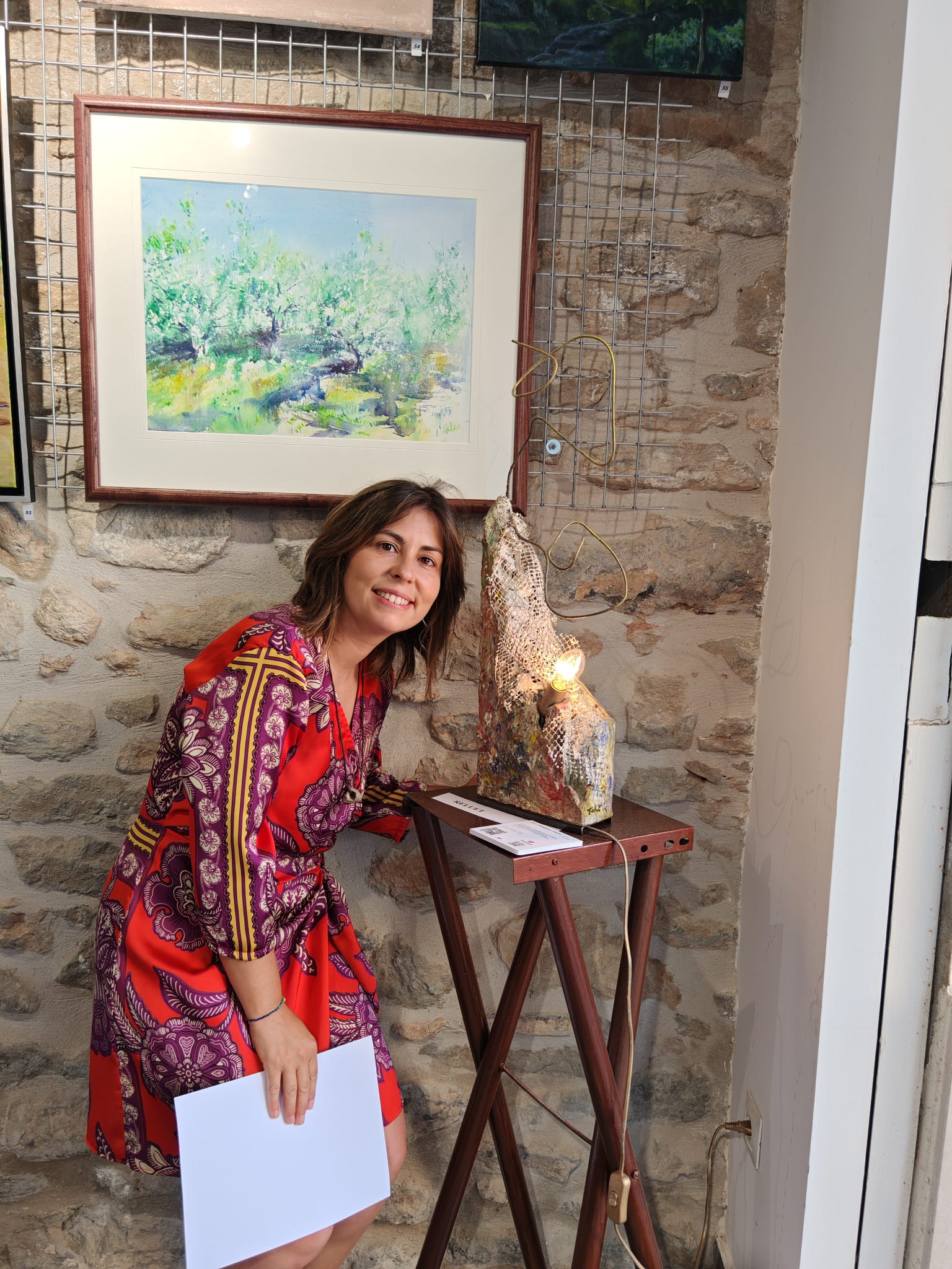 Núria Companys de Reluet mostrando una de sus obras de arte en la Exposición espacio de arte Josep Aragonès Zafra