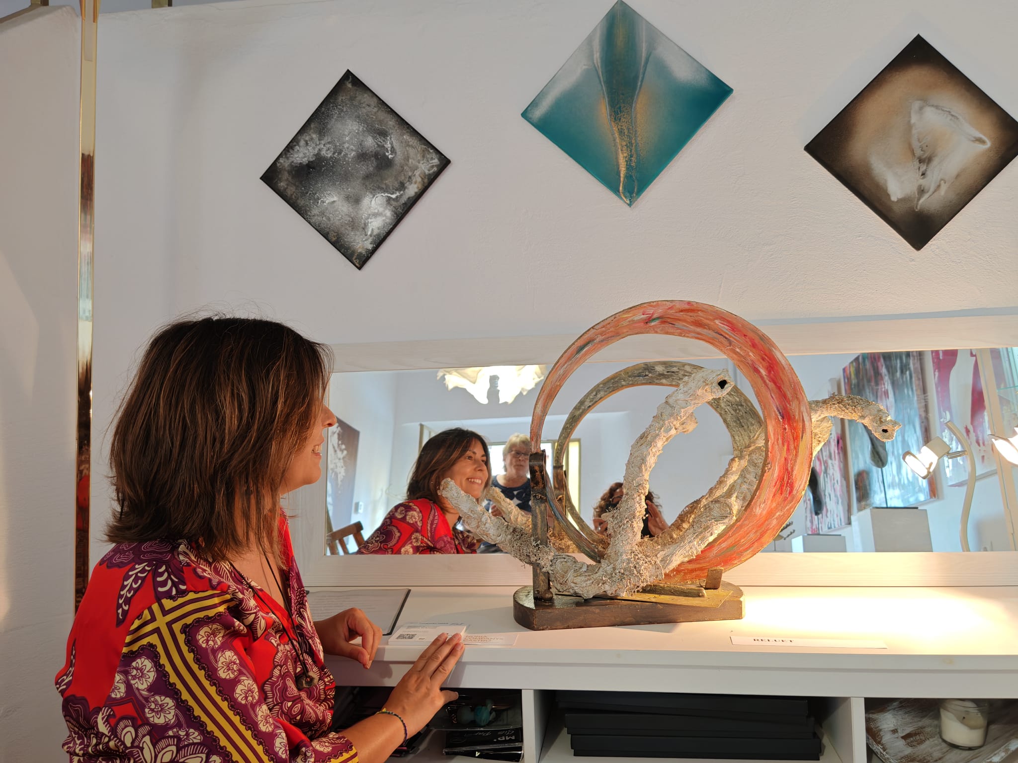 Nuria de Reluet contemplando una de sus obras de arte