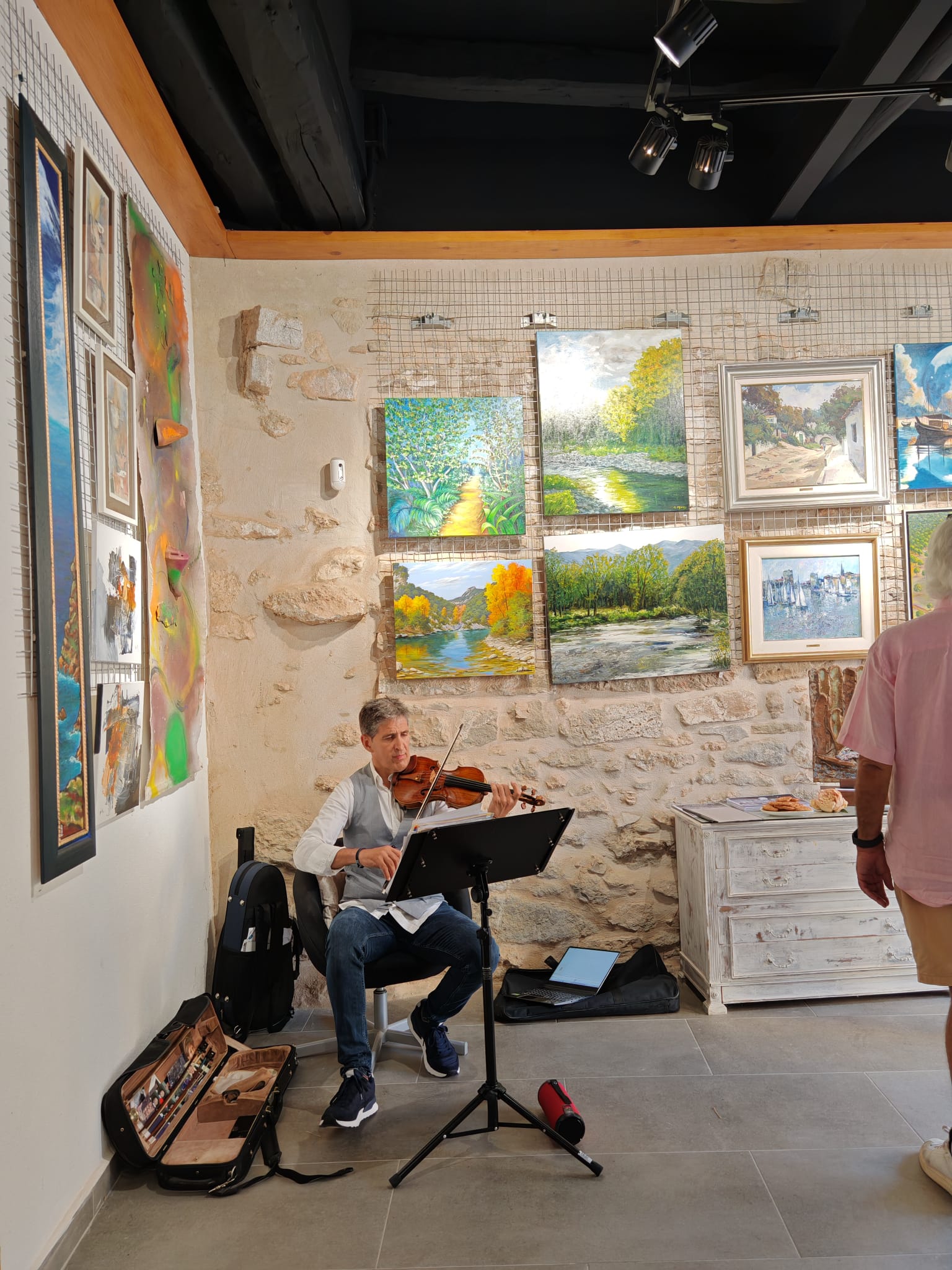 Músico tocando el violín en la Exposición de arte Pindoles del despertar