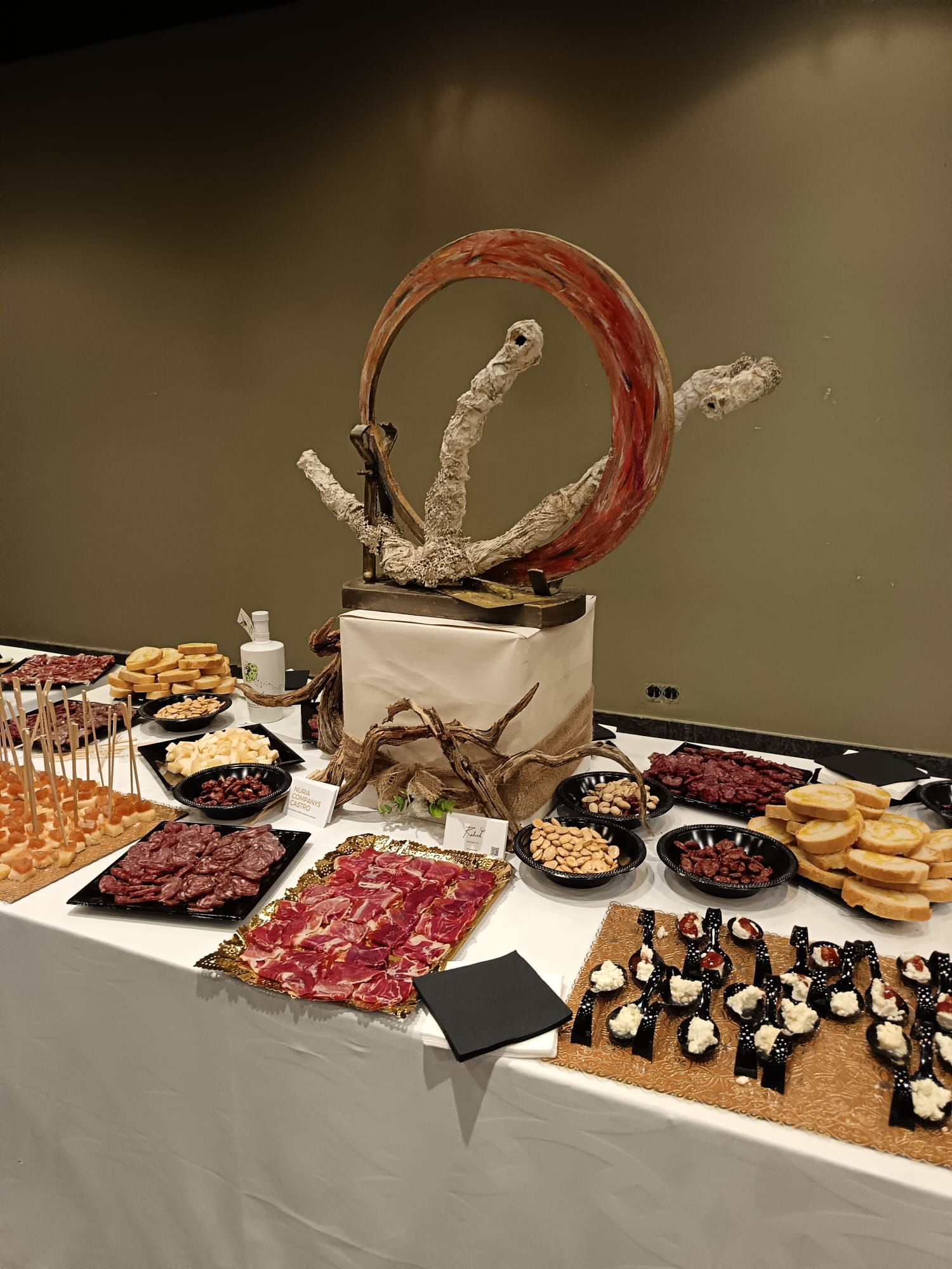 Obra de arte de Nuria Companys en la mesa de comida del Desfile de alta costura del diseñador Josep Rosell