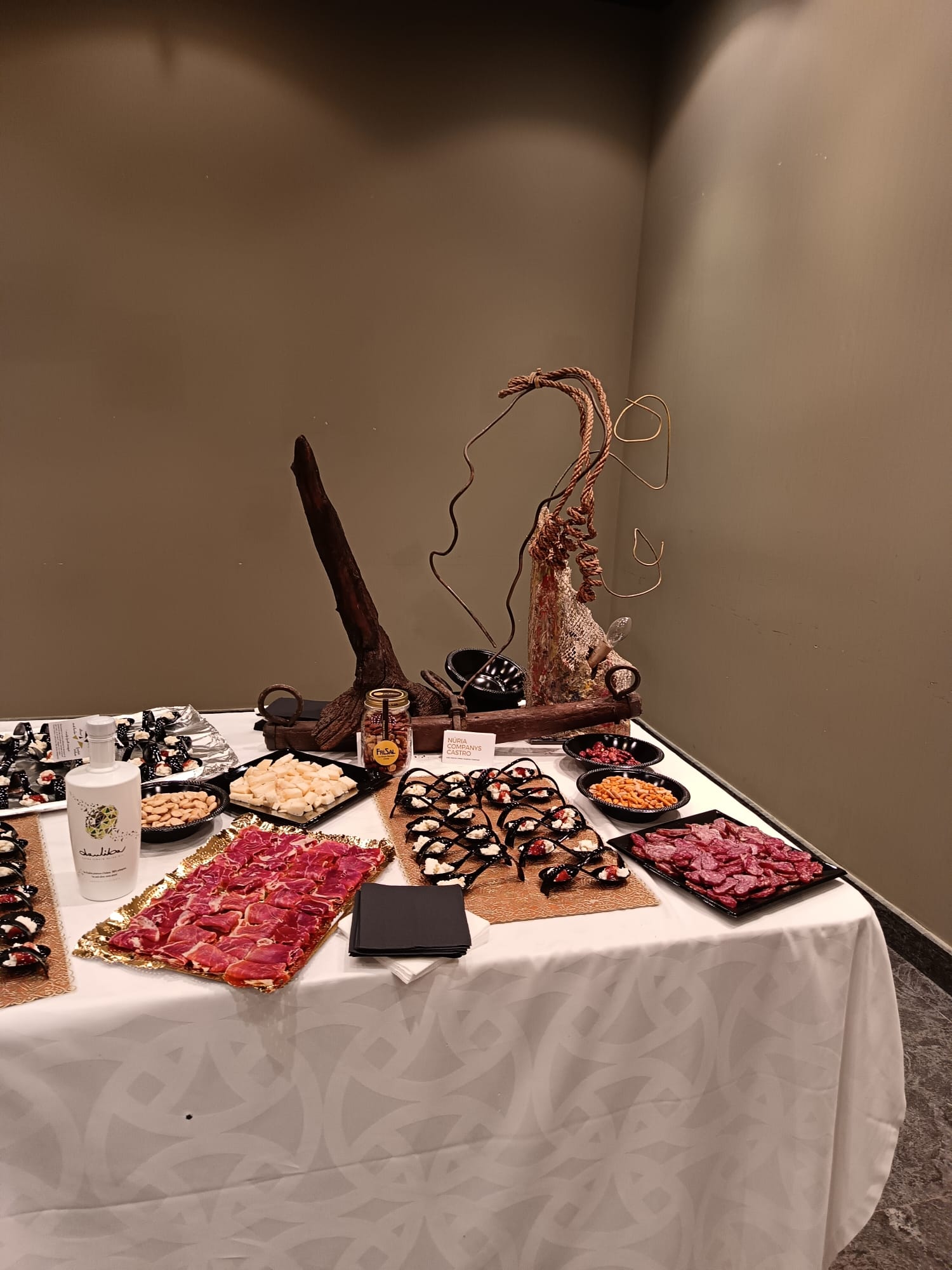 Obra de arte de Reluet en la mesa de comida de un desfile
