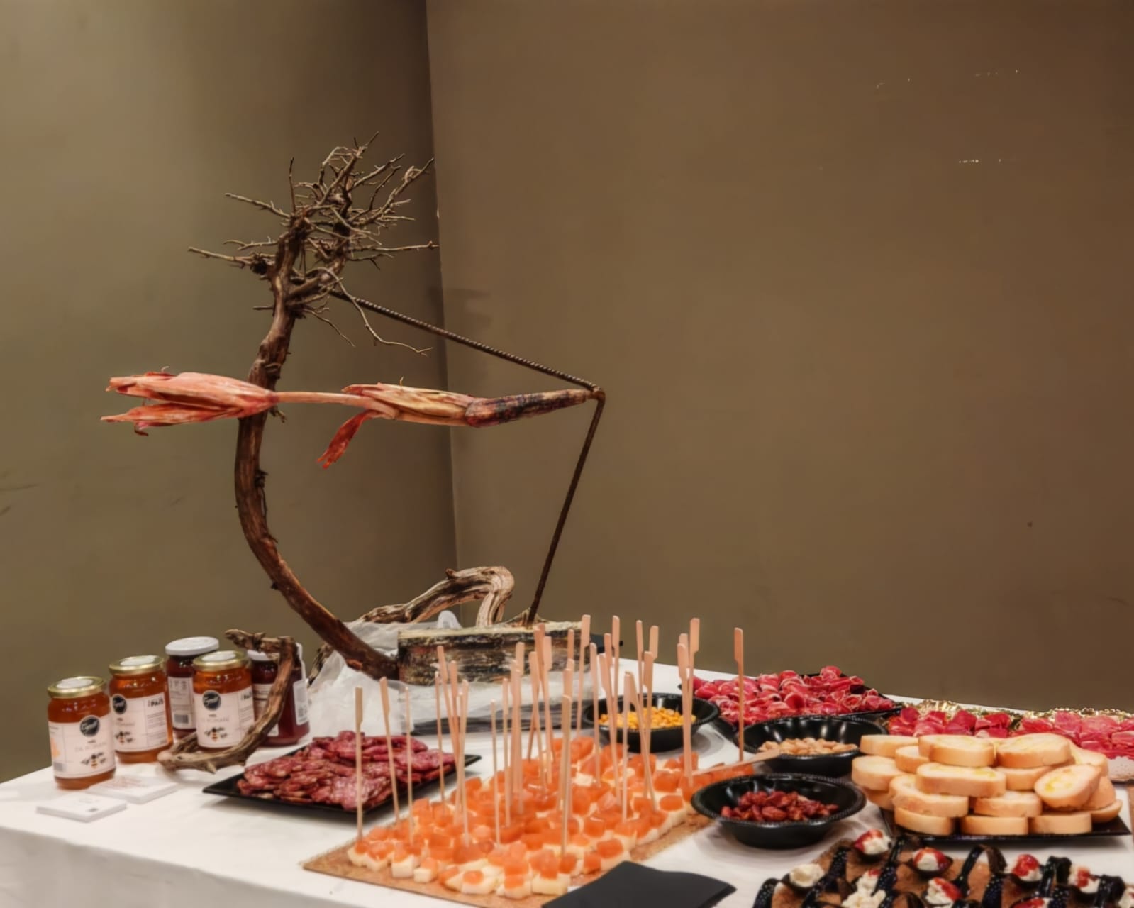 Obra de arte de Nuria Companys en la mesa de comida del Desfile de alta costura del diseñador Josep Rosell