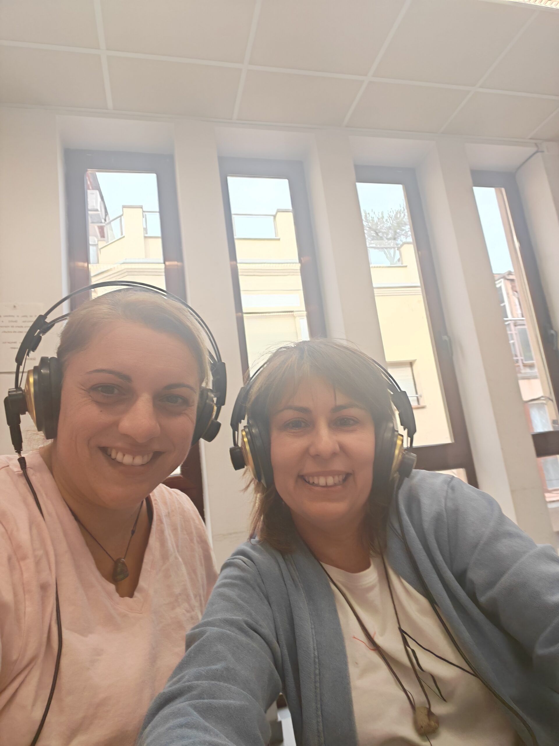 Radio Sió, interview with Núria Companys Takes Her Art to the Louvre: Experience in Art Shopping