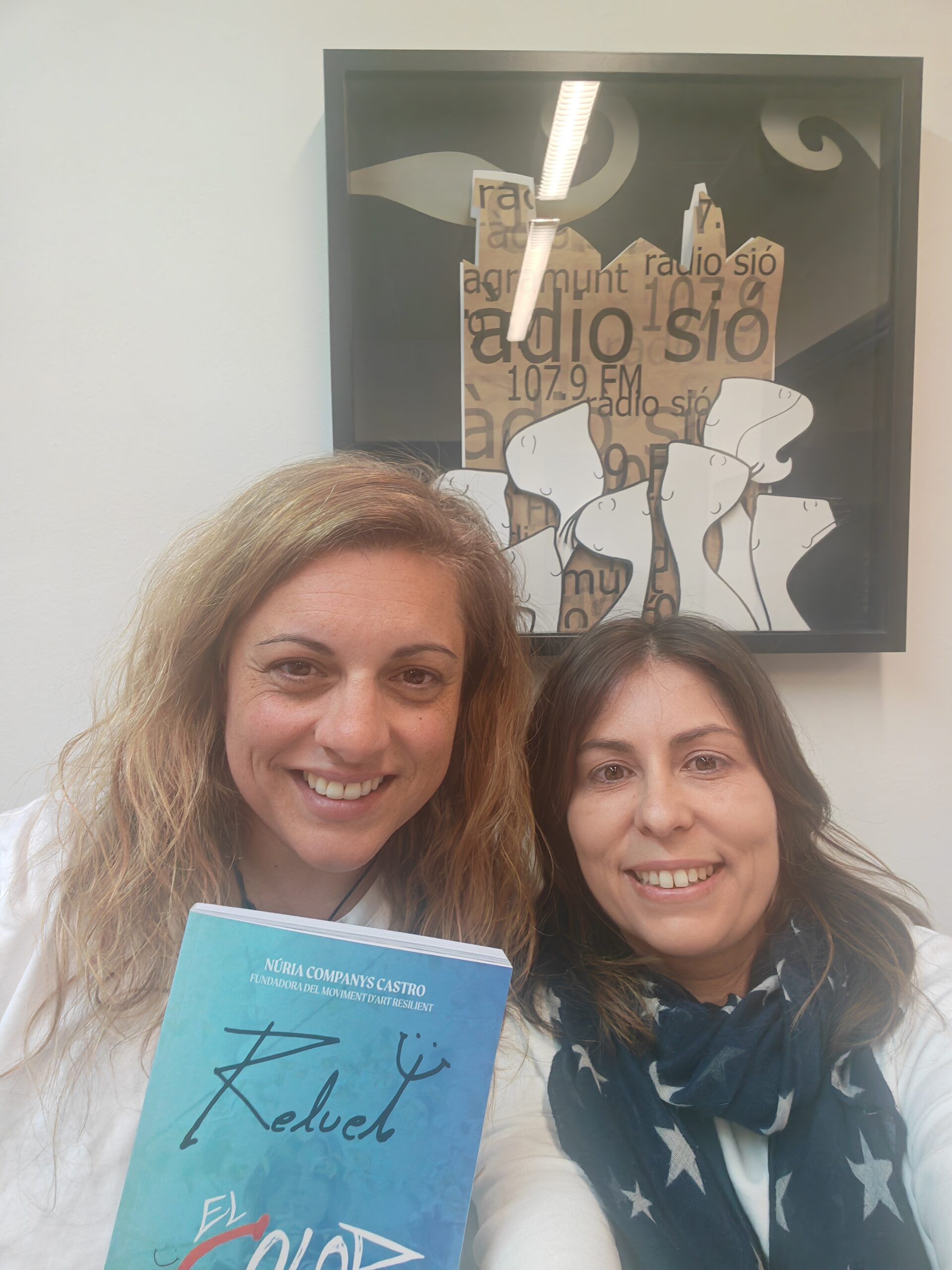 Entrevista en Radio Sió, presentación del libro de Núria Companys Castro "Reluet el color de la resiliencia"