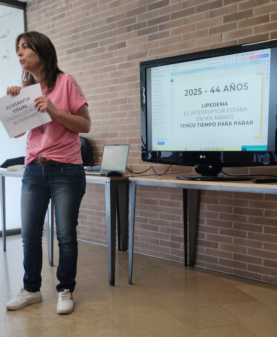 Fotografía del artículo de la Revista Sió número 747 sobre la presentación del libro Reluet El color de la resiliencia en la tienda de Torrons Vicens en Agramunt.