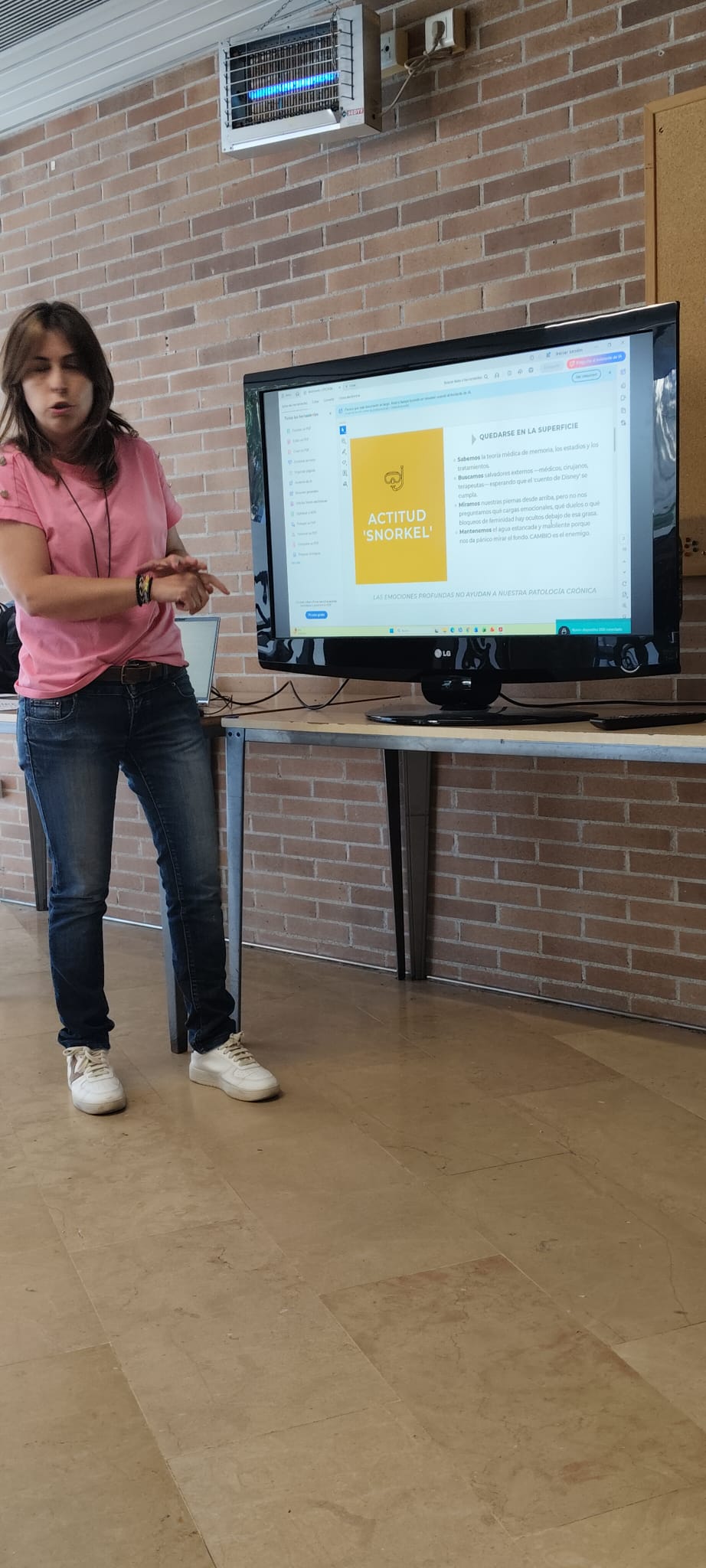 Fotografía del artículo de la Revista Sió número 747 sobre la presentación del libro Reluet El color de la resiliencia en la tienda de Torrons Vicens en Agramunt.