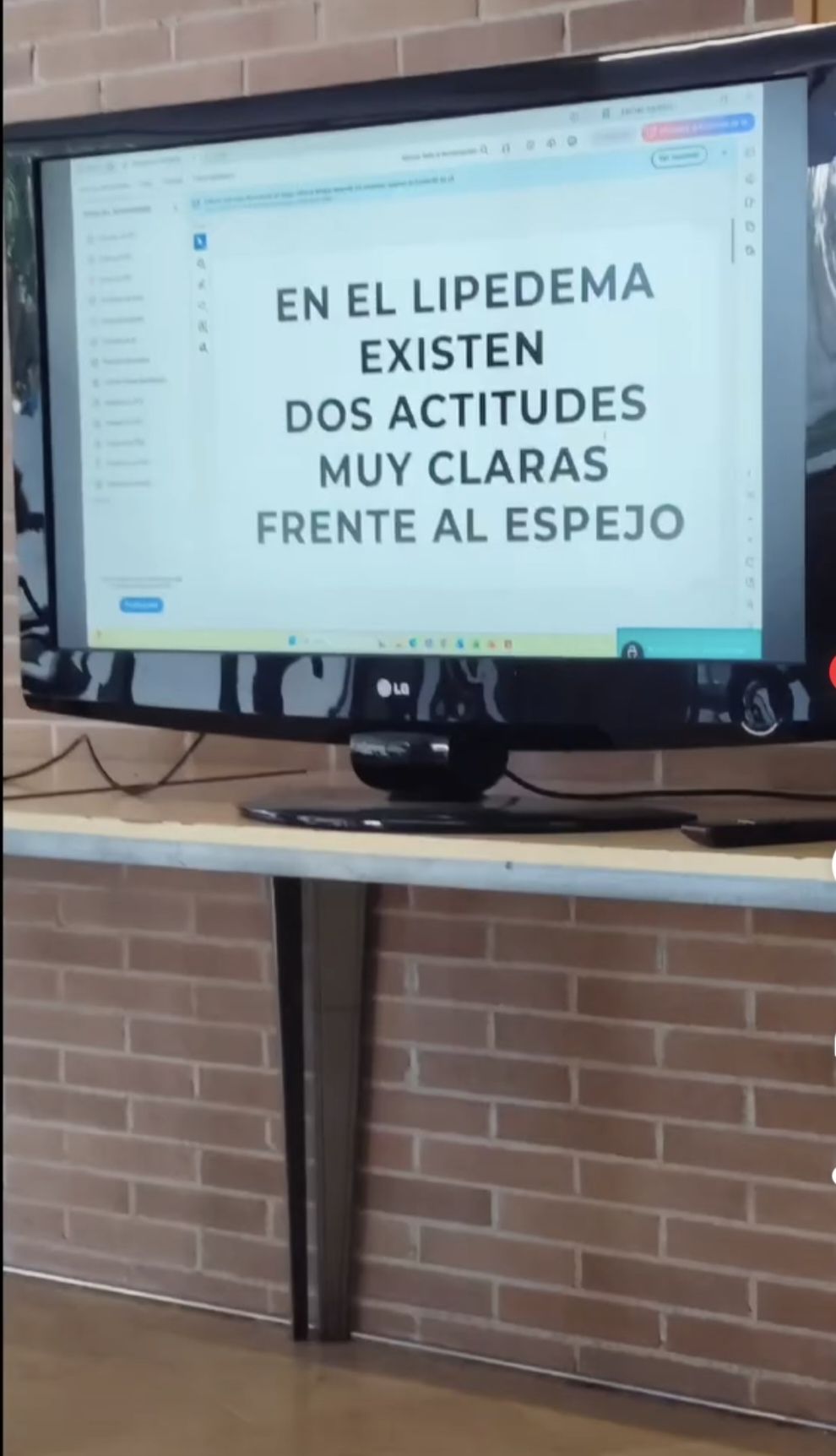 Fotografía del artículo de la Revista Sió número 747 sobre la presentación del libro Reluet El color de la resiliencia en la tienda de Torrons Vicens en Agramunt.